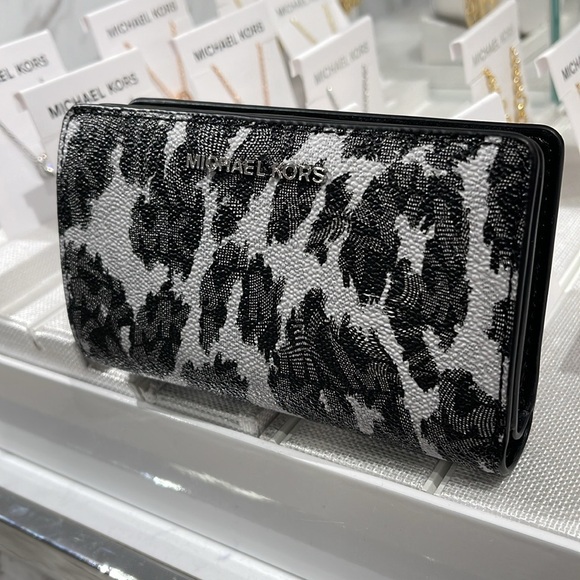 Michael Kors Empire Medium Leopard Logo Wallet
COLOR BLACK COMBO
NWT - Picture 12 of 16